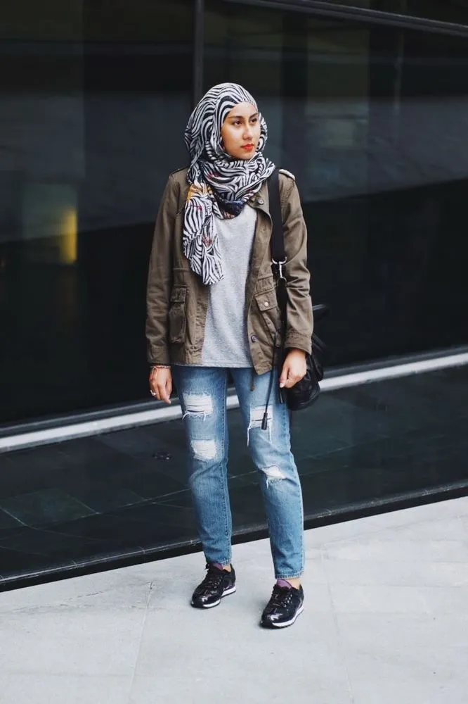Siapa Bilang Cewek Berhijab Nggak Bisa Pakai Celana Jeans Sobek-sobek? Gini Nih Caranya! 9