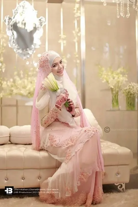 20 Inspirasi Gaun Pernikahan yang Gak Berwarna Putih. Agar Pernikahanmu Makin Berwarna. 22