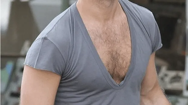 Do's and Don'ts Pakai Kaus V-Neck Khusus Cowok. Biar Kelihatan Ganteng Nan Maskulin 9