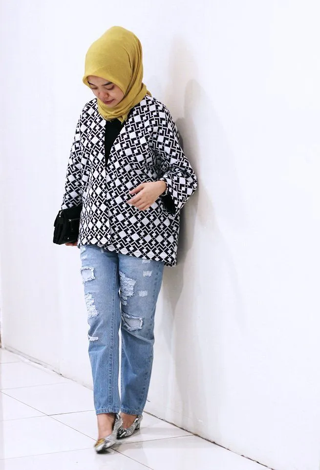 Siapa Bilang Cewek Berhijab Nggak Bisa Pakai Celana Jeans Sobek-sobek? Gini Nih Caranya! 10