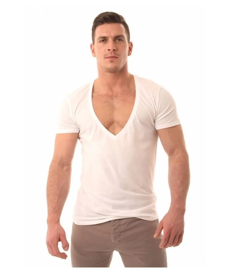 Do's and Don'ts Pakai Kaus V-Neck Khusus Cowok. Biar Kelihatan Ganteng Nan Maskulin 8