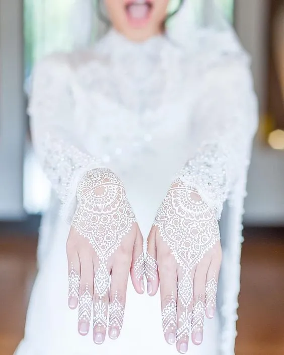16+ Inspirasi Henna Putih Simple untuk Hari Pernikahanmu 28