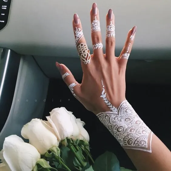 16+ Inspirasi Henna Putih Simple untuk Hari Pernikahanmu 35