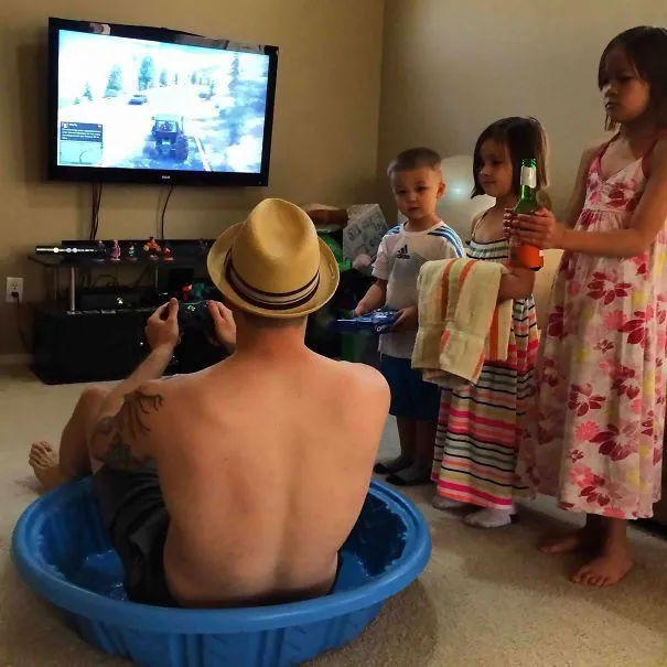 20 Foto Gokil Ini Menunjukkan Ayah Emang Nggak Bisa Ngasuh Anak. Ketawa Mulu Ngeliatnya 23