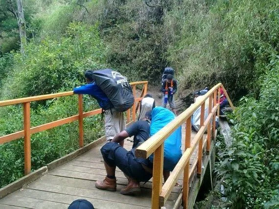 Kisah Pendaki yang Bertemu Banyak Setan di Gunung Semeru. Dijamin Merinding Bulu Kudukmu! 8