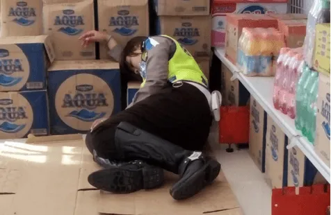 Polwan Ini Bikin Ramai Gara-Gara Ketiduran di Minimarket, Kenapa Ya Banyak yang Memuji? 2