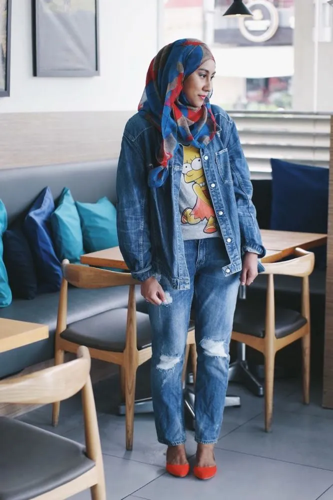 8 Style Hijab dengan Baju Berbahan Jeans atau Denim 13
