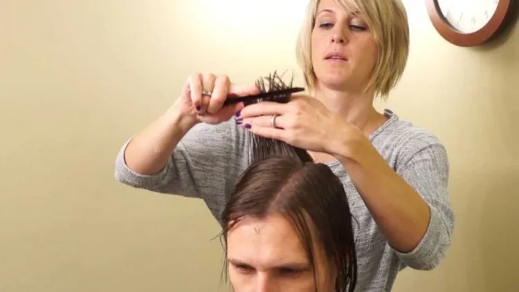 Demi Tetap Ganteng dan Nggak Kelihatan Urakan, 8 Cara Ini Bikin Rambut Gondrongmu Dimanjakan 13