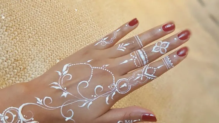 16+ Inspirasi Henna Putih Simple untuk Hari Pernikahanmu 32