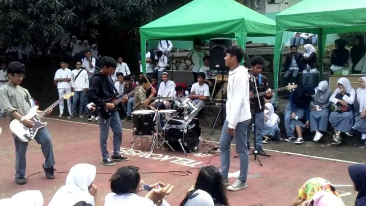 Saat SMA, 5 Status Ini Bikin Cowok Terlihat Keren di Mata Cewek. Kelihatan Berkarisma Katanya 7