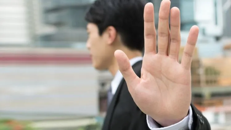 5 Hal yang Mengganggu Pikiran Cowok Saat Menerima Barang Dari Cewek. Senang Sih, Tapi Bingung 8