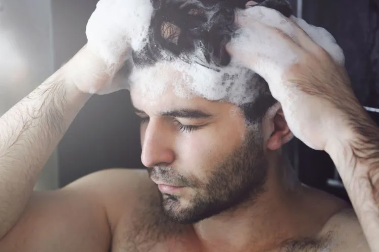 Demi Tetap Ganteng dan Nggak Kelihatan Urakan, 8 Cara Ini Bikin Rambut Gondrongmu Dimanjakan 10