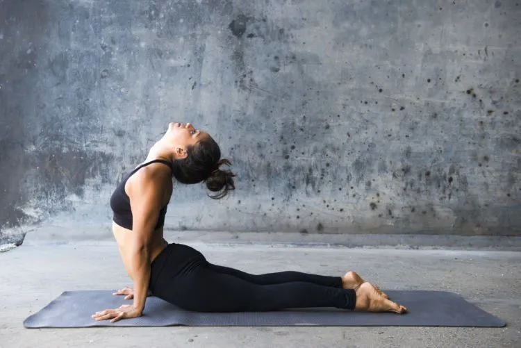 Bermimpi Punya Malam Pertama yang Menyenangkan? Saatnya 10 Gerakan Yoga Ini Kamu Praktikkan 10