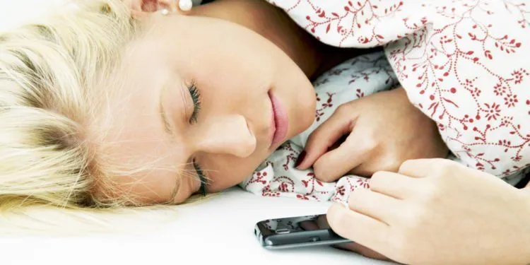 Tergila-gila Sama Handphone Ternyata Bikin Pendek Umur. 7 Akibat Ini Jawabannya 11