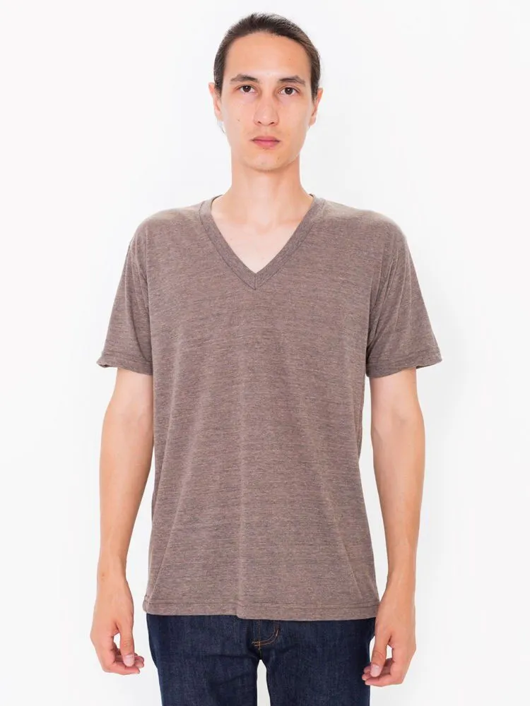 Do's and Don'ts Pakai Kaus V-Neck Khusus Cowok. Biar Kelihatan Ganteng Nan Maskulin 10