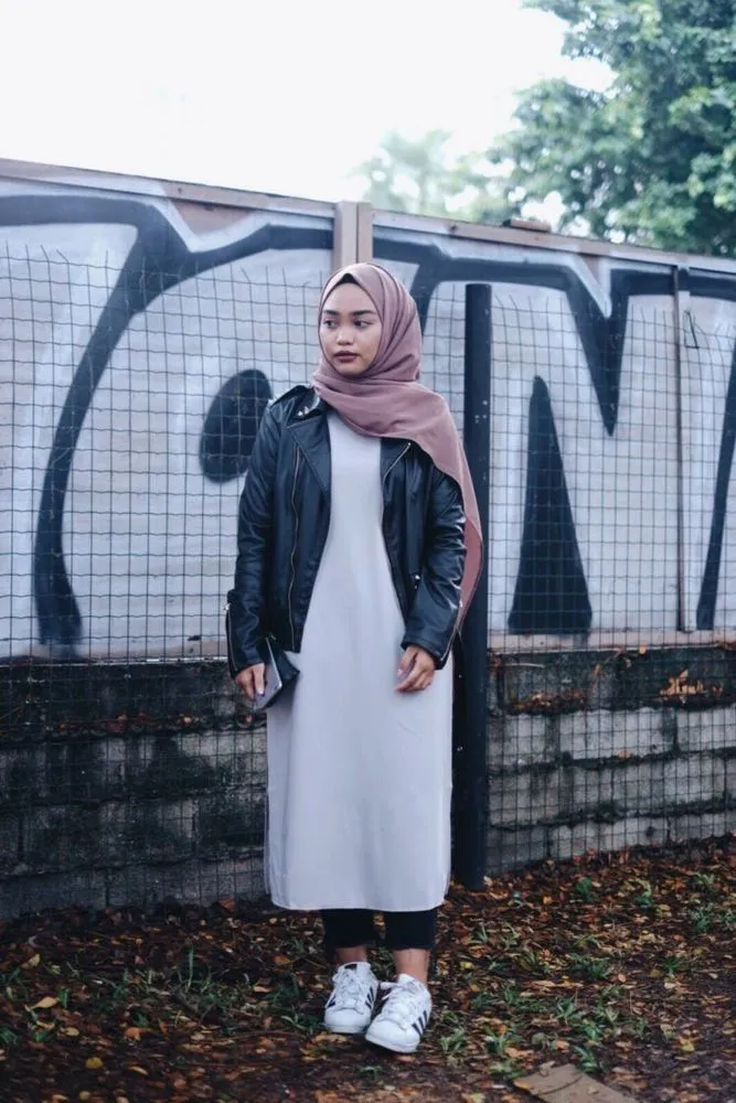 9 Inspirasi Style Dress Midi untuk Hijab Sopan dan Kasual Tanpa Ribet 13