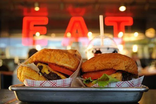 5 Hal Ini Menjawab Kenapa Ngajak Si Doi Makan Bareng Junk Food adalah Blunder Buat Hubungan Kamu 7