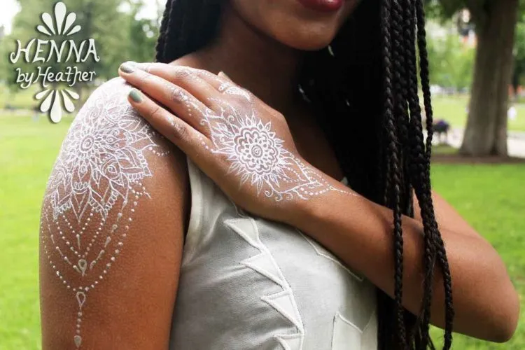 16+ Inspirasi Henna Putih Simple untuk Hari Pernikahanmu 33