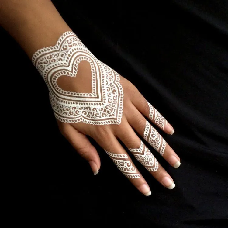 16+ Inspirasi Henna Putih Simple untuk Hari Pernikahanmu 26