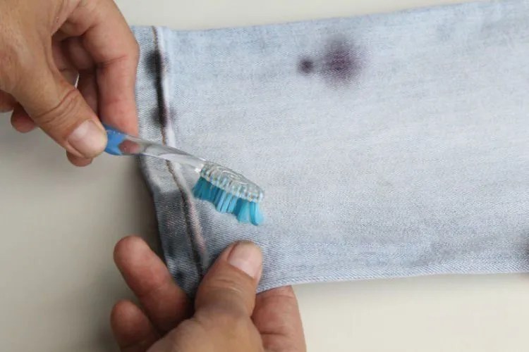 Jangan Cuci Jeansmu! Ada 7 Trik Membersihkan Jeans yang Benar Tanpa Harus Dicuci 12