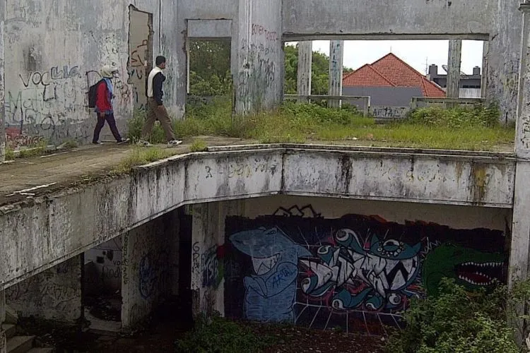Arek Suroboyo, Kamu Udah Nggak Asing Kan Dengan Rumah Hantu Darmo? Rumah Paling Horor di Surabaya! 12