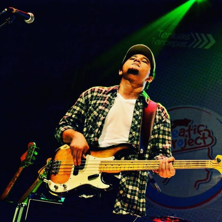 Style Adam Sheila on 7 Ini Bisa Banget Jadi Inspirasi Bagi Para Cowok Berperut Pelukable 8