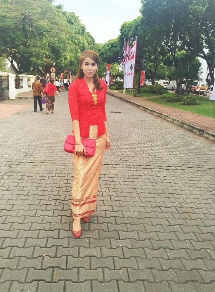 9 Inpirasi Kebaya Kutu Baru, demi Tampilan Cantik di Hari Wisudamu 10