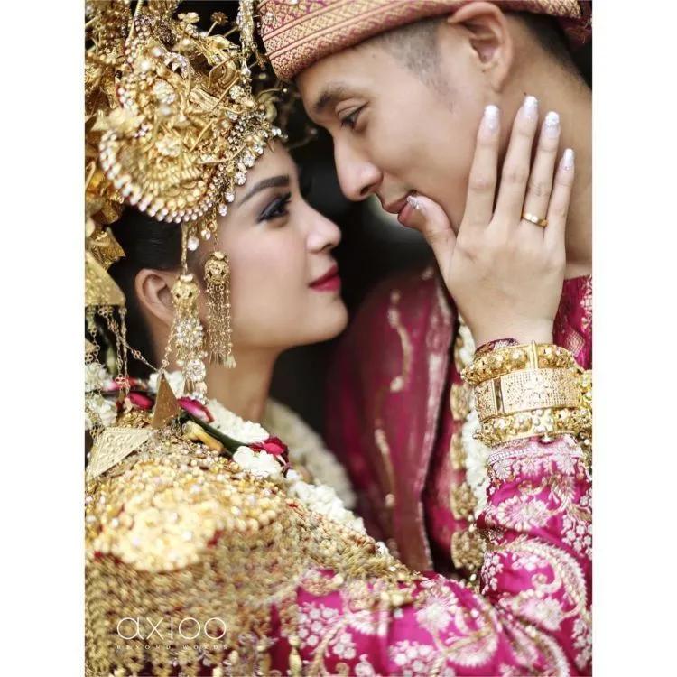 Kalau Sudah Halal, Mau Pose Mesra Bareng Pasangan Seperti 15 Foto Ini Pun Nggak Masalah 16