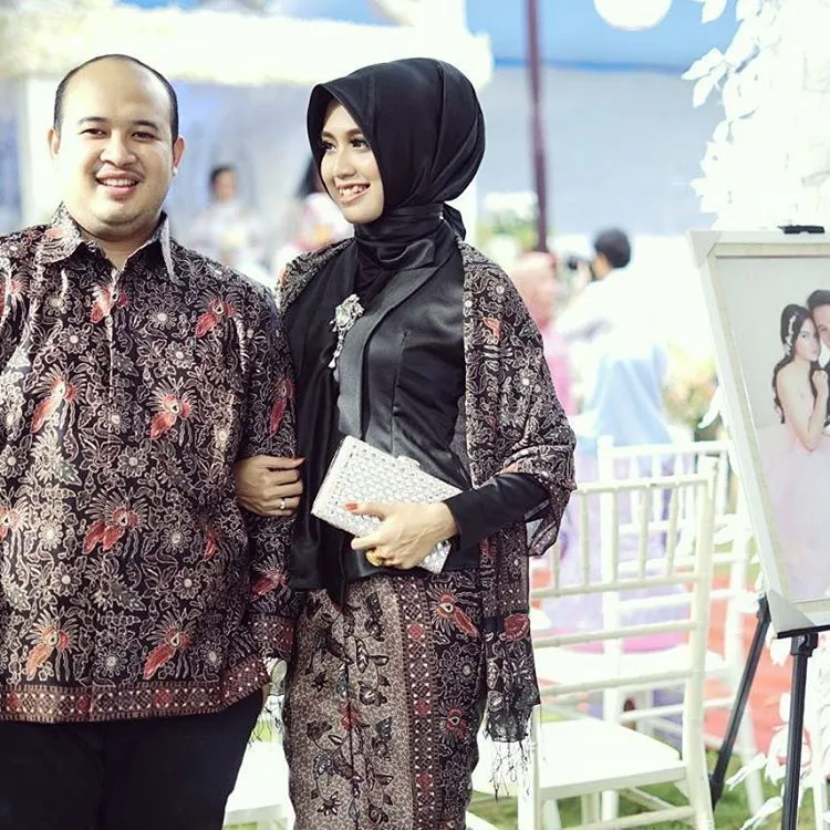 Agar Kondanganmu Tak Biasa, Kenakan Batik Sarimbit Antimainstream Ini Bareng Pasangan! 11