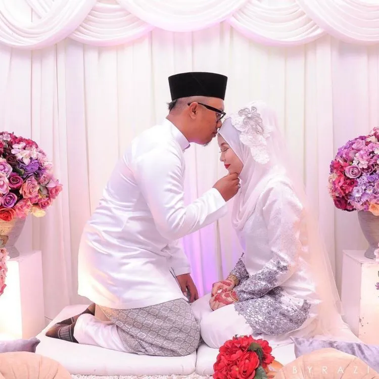Kalau Sudah Halal, Mau Pose Mesra Bareng Pasangan Seperti 15 Foto Ini Pun Nggak Masalah 27