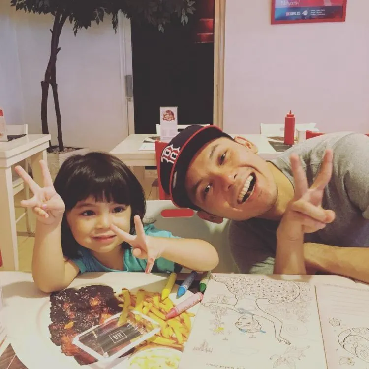12 Foto Bapak-Anak yang Harmonis Ini Bikin Adem Jasmani Rohani, Pengen Daftar Jadi Ibunya Deh ~ 17