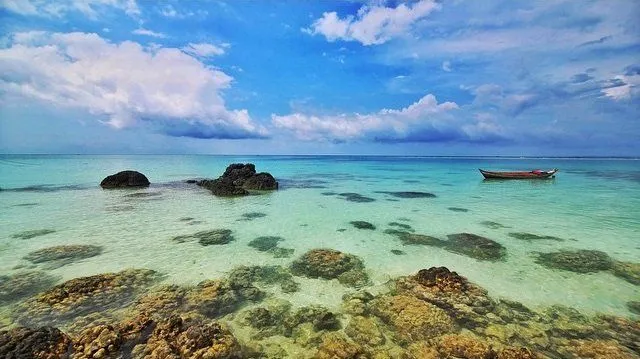 Buat Kamu yang Nggak Bisa Renang tapi Pengen Coba Sensasi Mengapung, Pantai Tureloto Jawabannya! 7