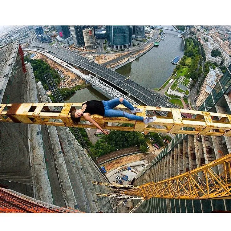 Angela Nikolau, Cewek Penantang Maut yang Hobi Selfie di Gedung Pencakar Langit! Serem Deh Liatnya 19