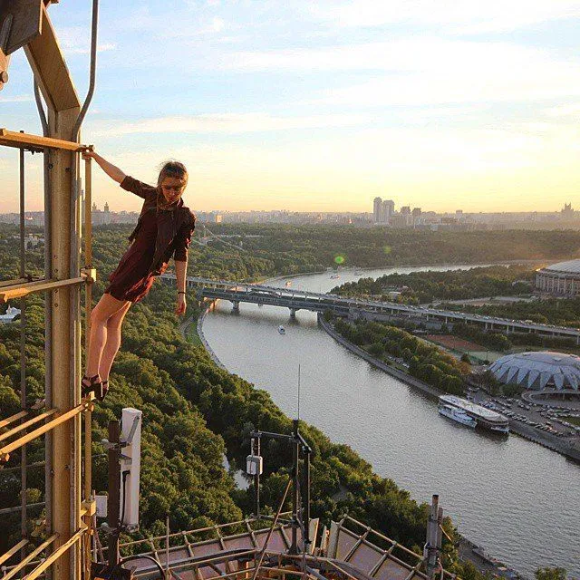 Angela Nikolau, Cewek Penantang Maut yang Hobi Selfie di Gedung Pencakar Langit! Serem Deh Liatnya 16