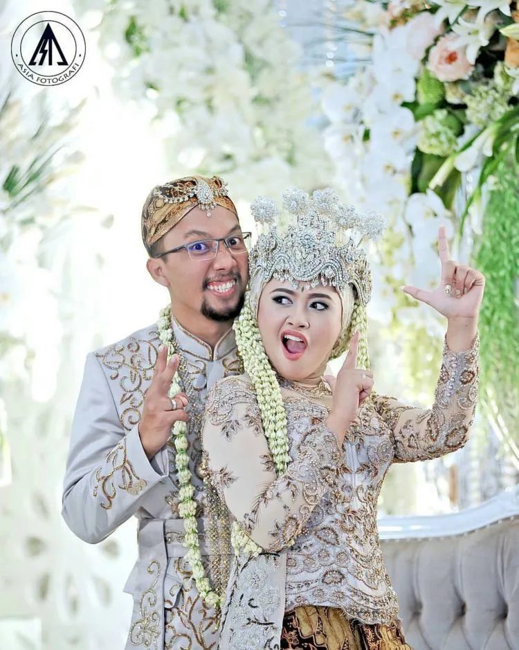 Kalau Sudah Halal, Mau Pose Mesra Bareng Pasangan Seperti 15 Foto Ini Pun Nggak Masalah 25