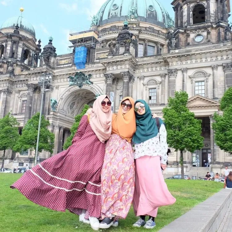 Kamu yang Ingin Tampil Berhijab Syar'i Tanpa Tapi, Jangan Sampai Salah Padu Padan Kaos Kaki 30