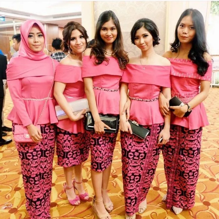 18 Inspirasi Kebaya Pagar Ayu. Biar di Kondangan Semakin Dekat Jodohmu 31