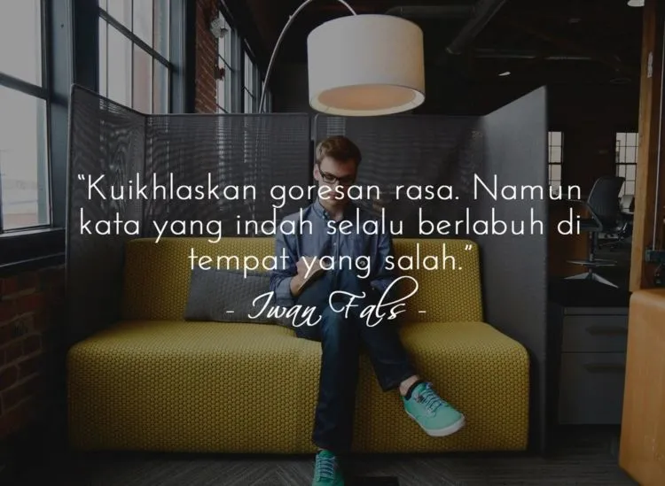 15 Petikan Lirik Lagu Iwan Fals yang Bikin Nyesek. Biar Kamu Lebih Bisa Menghormati Rasa Rindu 20