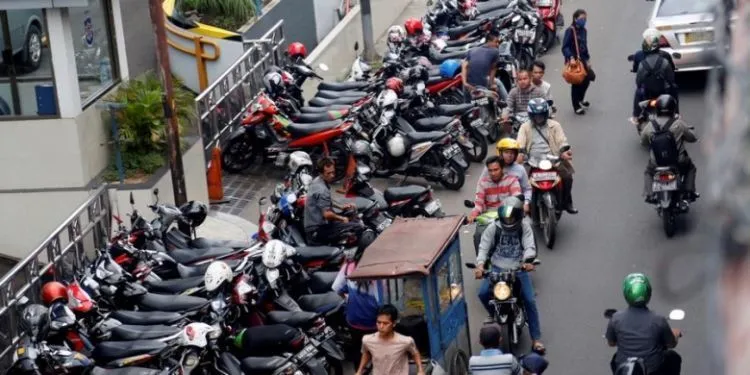 Tipe-tipe Tukang Parkir yang Ada di Indonesia. Kamu Pasti Hafal Banget Sama Tingkah Laku Mereka! 9