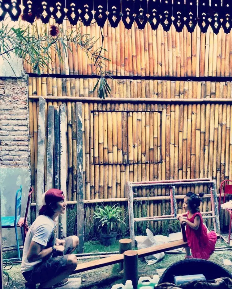 12 Foto Bapak-Anak yang Harmonis Ini Bikin Adem Jasmani Rohani, Pengen Daftar Jadi Ibunya Deh ~ 15