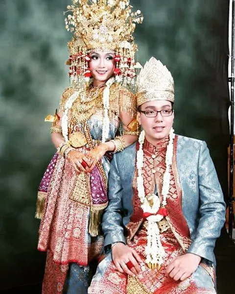 10 Inspirasi Pernikahan Unik nan Megah A La Palembang dengan Pakaian Adat Aesan Gede 17