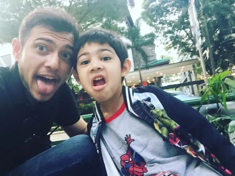 12 Foto Bapak-Anak yang Harmonis Ini Bikin Adem Jasmani Rohani, Pengen Daftar Jadi Ibunya Deh ~ 18