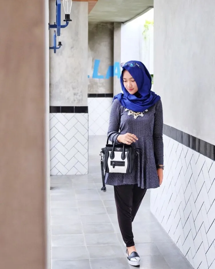 Tampil dengan Mini Dress Itu Tetap Bisa Sopan, Asal 10 Style Hijab Ini Kamu Tirukan 16