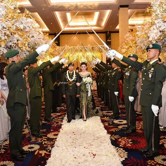15 Foto Inspirasi Pernikahan Pedang Pora, Tak Bingung Lagi Paduan Warna Busananya 20