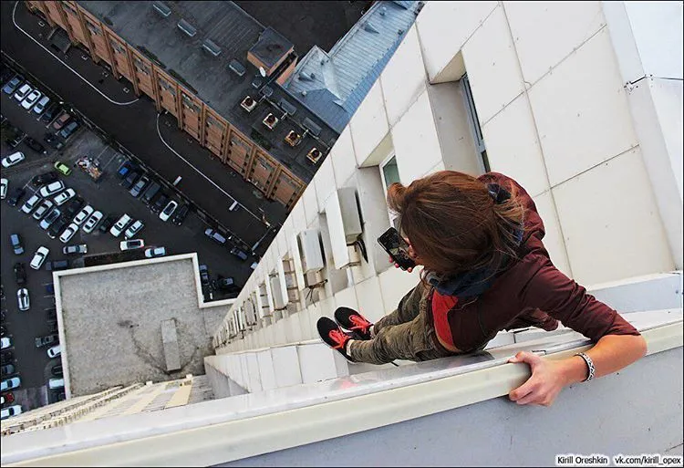 Angela Nikolau, Cewek Penantang Maut yang Hobi Selfie di Gedung Pencakar Langit! Serem Deh Liatnya 18