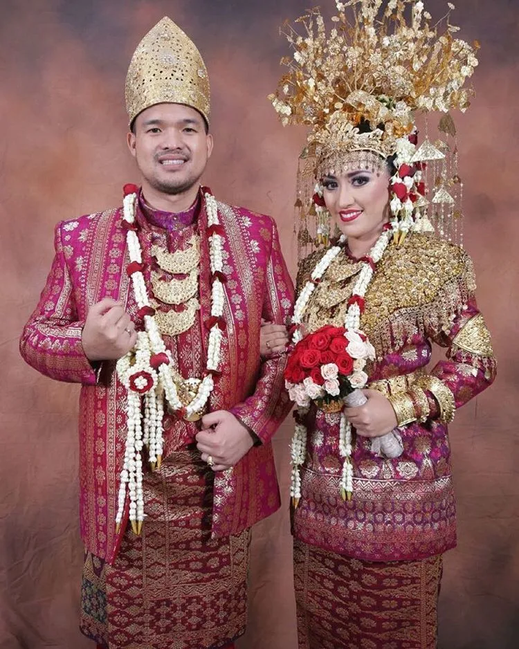 10 Inspirasi Pernikahan Unik nan Megah A La Palembang dengan Pakaian Adat Aesan Gede 11