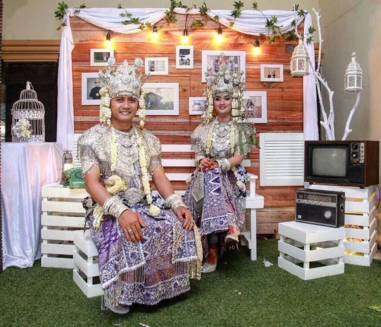 10 Inspirasi Pernikahan Unik nan Megah A La Palembang dengan Pakaian Adat Aesan Gede 19