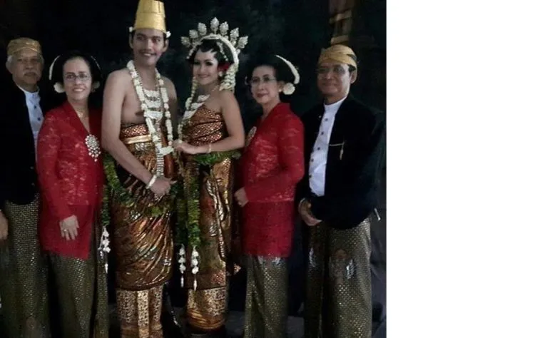 Ada-ada Saja Tragedi pas Resepsi: Suami Sakit dan Mempelai Wanita Berdiri Sendiri di Pelaminan. Hiks 6