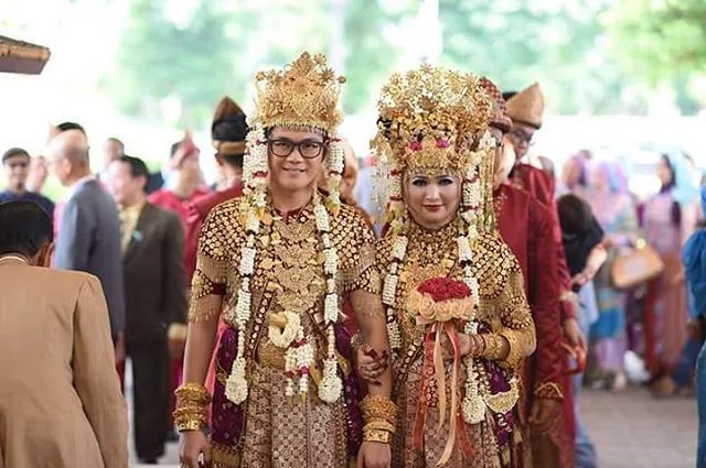 10 Inspirasi Pernikahan Unik nan Megah A La Palembang dengan Pakaian Adat Aesan Gede 16
