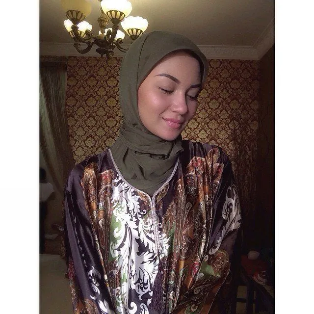 Sesama Suka Dibilang Tampil Terlalu Dewasa, Lebih Cakep Nikita Willy atau Ariel Tatum? 32